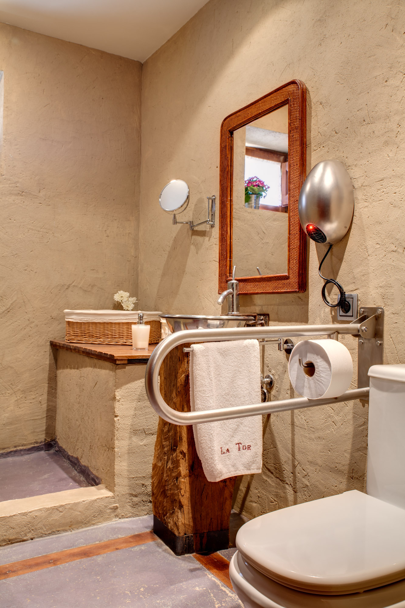 La Tor de Montclar - Vic: Roman temple, Episcopal Museum and Catalan gastronomy